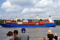 Containerschiff trifft Hafenfähre