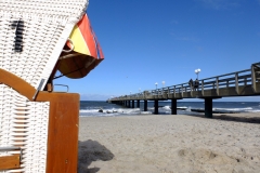 Strandkorb mit Seebrücke