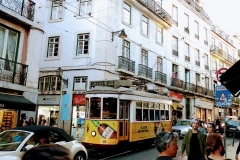 Deutsche Autos blockieren das Wahrzeichen Lissabons
