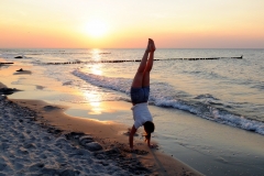 Sonnenuntergang mit Handstand