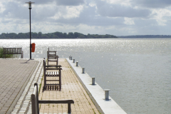 Die \"Kaimauer mit Sitzbänken\" des Boddenhafens in Dändorf im Sommer 2023