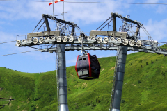 Eine Gondel der Fellhornbahn II kurz vor der Mittelstation