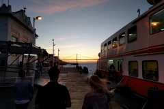 Sonnenuntergang auf dem Weg zur Fähre zurück nach Lissabon