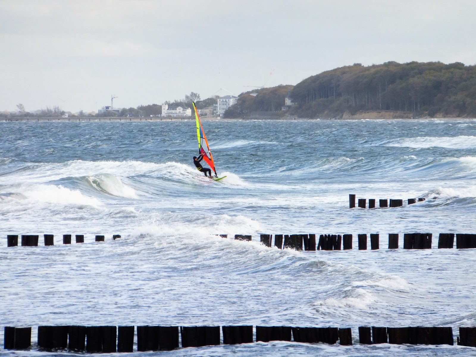 Surfer vor Kühlungsborn mit Blick auf Heiligendamm: Oktober 2025